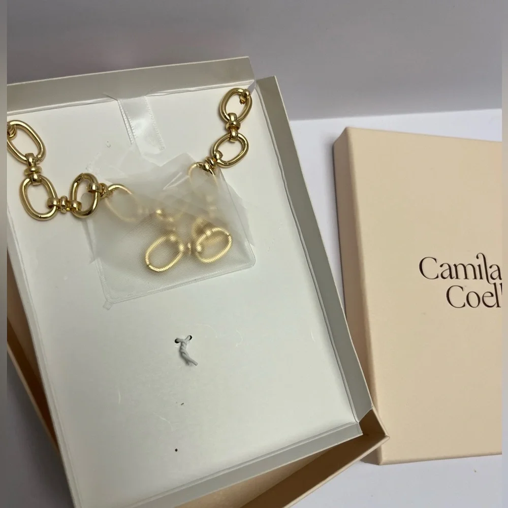 NWT ⚜️🤍⚜️ Camila Coelho Gorgeous Mother of Pearls medallion Necklace - Picture 8 of 16